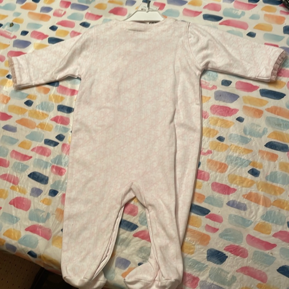 NWT baby Dior, one piece with lace ruffles and pink snaps. Pink Dior print - Picture 7 of 9